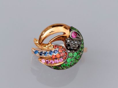 Ring in 18K pink gold decorated with a toucan...