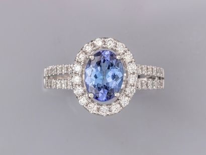 null Bague en or gris 750°/°° (18K), sertie d'une tanzanite ovale de 1.30 ct environ,...