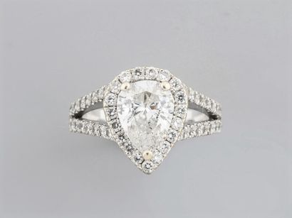 null Ring in 18K white gold, set with a 1.44 ct pear-cut diamond, surrounded by brilliant-cut...