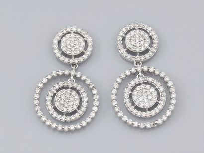 null Pair of earrings in 18K white gold, decorated with discs set with brilliant-cut...