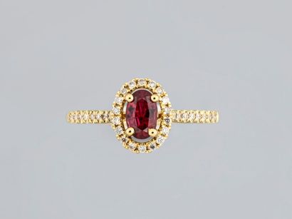 Ring in 18K yellow gold, set with an oval...