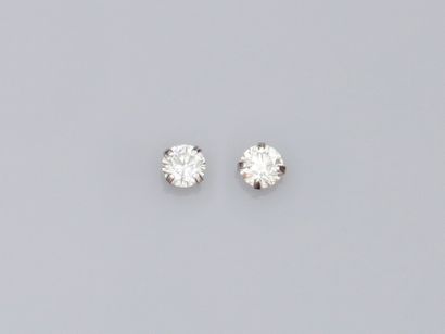  Paire de clous d'oreilles en or gris 750°/°° (18K) , serties chacune d'un diamants...