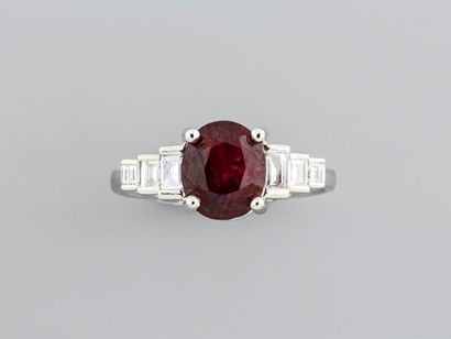 null Ring in 18K white gold, set with a beautiful oval natural ruby of 2.43 carats,...