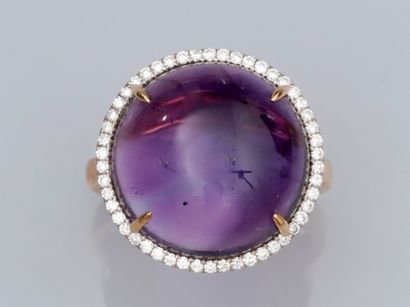 null Ring in two-tone gold 750°/°° (18K), set with a round cabochon amethyst of 13...