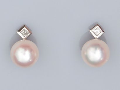  Paire de boucles d'oreilles en or gris 750°/°° (18K) , serties chacune d'une perle...