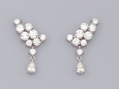 null Pair of earrings in 18K white gold, set with brilliant-cut and pear-shaped diamonds,...