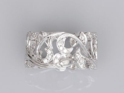 null Band ring in 18K white gold, with openwork volutes, set with brilliant-cut diamonds....