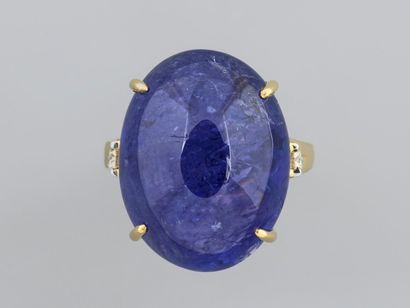 null Ring in yellow gold 750°/00, set with an oval cabochon tanzanite weighing approximately...