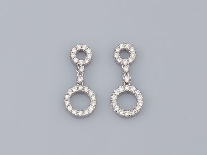 null Pair of earrings in 18K white gold, set with two discs of brilliant-cut diamonds....