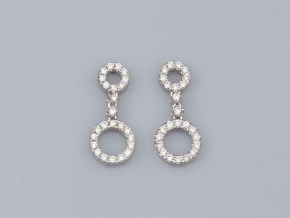 null Paire de boucles d'oreilles en or gris 750°/°° (18K), ornées de deux disques...