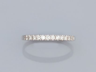 null Fine wedding ring in 18K white gold, set with brilliant-cut diamonds on the...