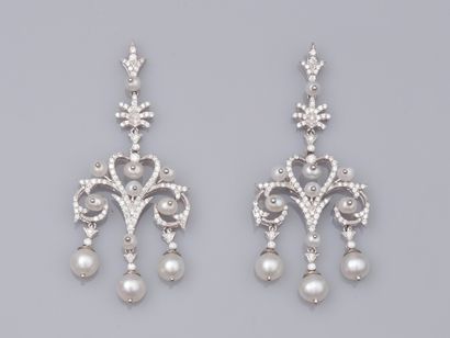 null Pair of large 18K white gold girandole earrings set with brilliant-cut diamonds...