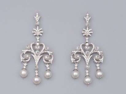 null Paire de grandes boucles d'oreilles girandoles en or gris 750°/°° (18K) , serties...