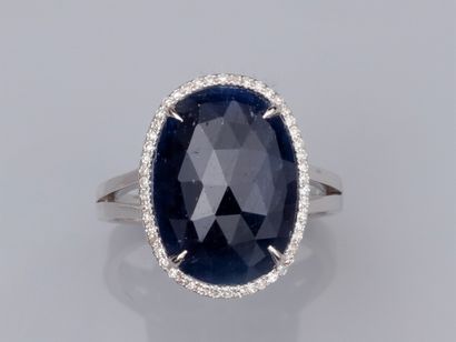 null Ring in 18K white gold, set with an oval opaque faceted sapphire of about 8.5...