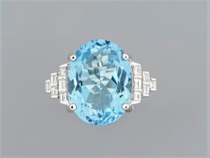 Ring in 18K white gold, set with an oval...
