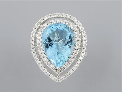 null Openwork ring in 18K white gold, set with a pear-shaped aquamarine weighing...