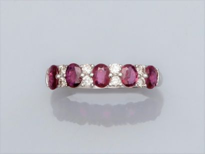 null Ring in 750°/00 white gold, set with 5 oval rubies (approx. 1 ct) alternating...