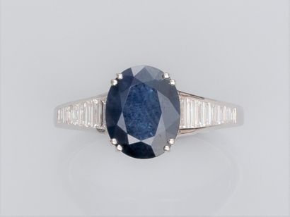 null Ring in 18K white gold, set with a 2.50 ct oval sapphire and baguette diamonds....