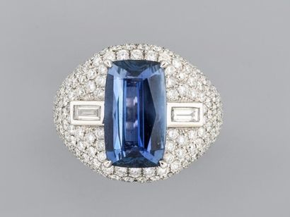 null Platinum ring set with a 4.33 carat rectangular faceted sapphire, natural, the...