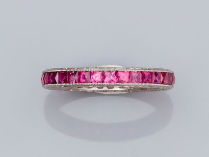null Wedding ring in platinum 900°/°°, set with calibrated pink rubies on the full...