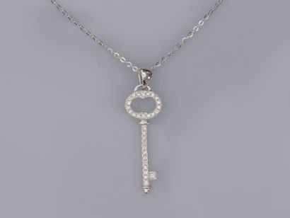 Fine chain in 18K white gold and key pendant...