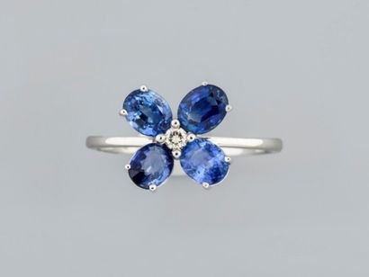 null Flower ring in 18K white gold, set with oval sapphires (approx. 1.60 ct), the...