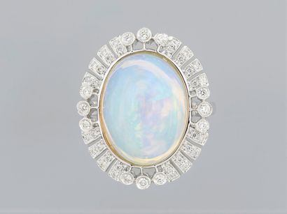 null Bague en or gris 750°/°° (18K) , sertie d'une belle opale ovale de 5.40 carats...
