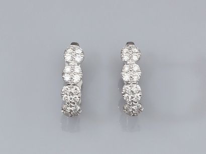  Paire de créoles en en or gris 750°/°° (18K), à décor de fleurettes serties de diamants...