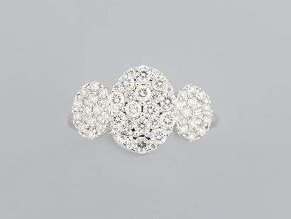 null Bague en or gris 750°/°° (18K) , à trois motifs ovales sertis de diamants taille...