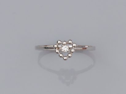  Fine bague coeur en or gris 750°/°° (18K), sertie d'un petit diamant taille brillant....