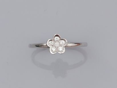 null Fine flower ring in 18K white gold, set with small brilliant-cut diamonds ....