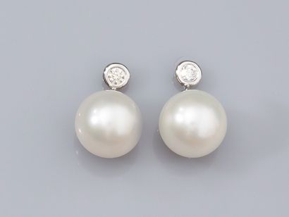 null Pair of earrings in 18K white gold, set with cultured pearls of 9.5/10 mm diameter,...