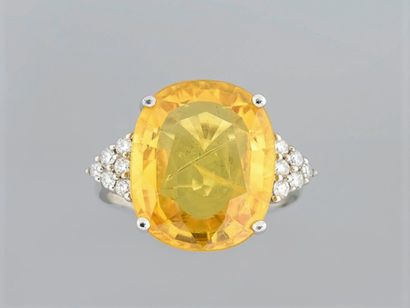 null Ring in 18K white gold, set with a 12.15 ct cushion yellow sapphire (treated),...