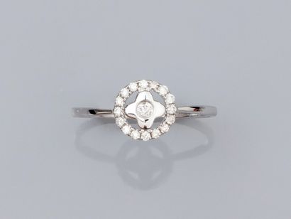  Round openwork ring in 18K white gold, set with brilliant-cut diamonds. 1.2 g. TDD:...