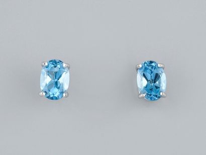 null Pair of gold chips 750°/°° (18K) each set with a blue topaz oval of 0.90 ct....