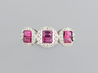 null Ring in 18K white gold, set with calibrated rubies surrounded by brilliant-cut...