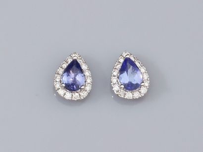 null Pair of earrings in 18K white gold, each set with a 0.35 ct pear-cut tanzanite,...