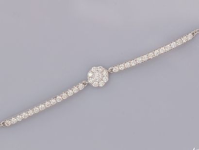  Fin bracelet en or en or gris 750°/°° (18K) , maille forçat, orné d'une fleur sertie...