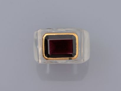 null Rock crystal signet ring set with a rectangular rodholite garnet of 8 ct approx.,...