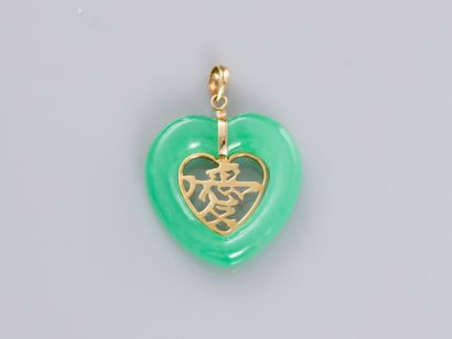 null Pendentif coeur en jade traité , monture en or jaune 585°/°° (14K). 5.8 g. H:...