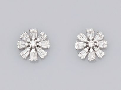 null Paire de boucles d'oreilles fleurs en or gris 750°/°° (18K) , serties de diamants...