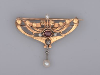 null Broche pendentif Art Nouveau en or de couleurs, à décor de volutes, sertie d'un...