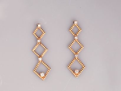 null Pair of earrings in yellow gold 750°.°°, openworked with pearled lozenges set...