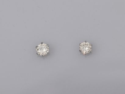 null Paire de puces en or gris 750°/°°(18K), chacune est sertie d'un diamant taille...