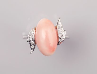 null Bague en or gris 750°/°°(18K), sertie d'un cabochon ovale de corail rose peau...