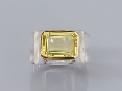 null Chevalière en cristal , sertie d'un quartz lemon rectangulaire de 8 ct env.,...