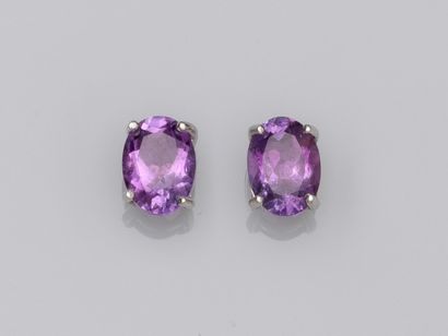 null Pair of gold chips 750°/00 each set with an oval amethyst of 0.70 ct. 1.1 g....
