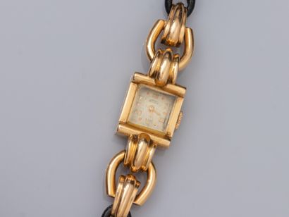 null Montre bracelet de dame à boitier carré et attaches godronnées en or jaune 750°/°°(18K),...