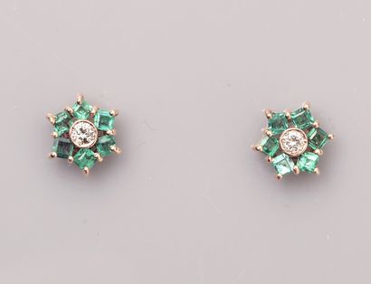 null pair of flower earrings in two-tone 18K gold, set with brilliant-cut diamonds...