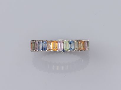 null Wedding ring in 18K white gold, set with sapphires and multicoloured calibrated...